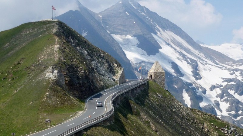 Alpský velikán Grossglockner a jazero Zell am See