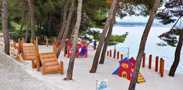 Týždeň pri Trogire s dopravou a raňajkami - hotel Amadria 4*